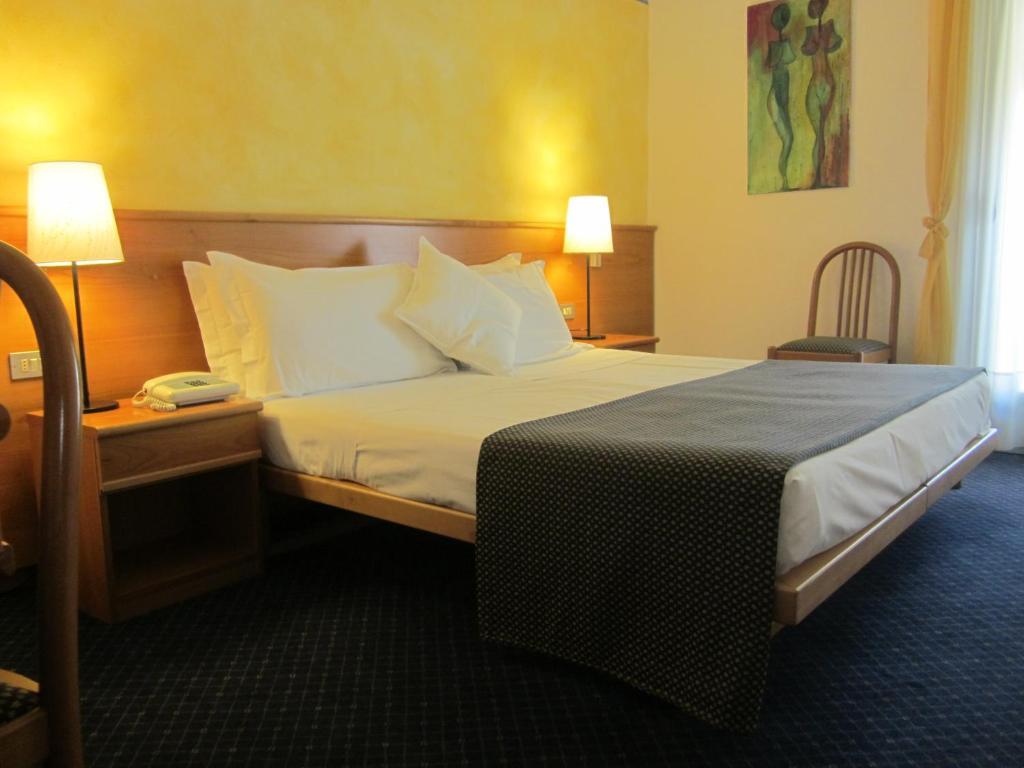 Hotel Marina Torri Del Benaco Habitación foto