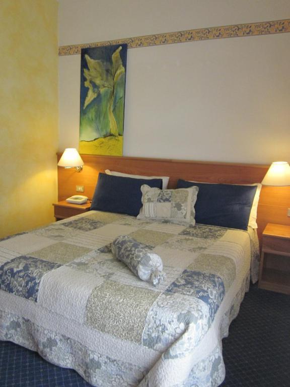 Hotel Marina Torri Del Benaco Habitación foto